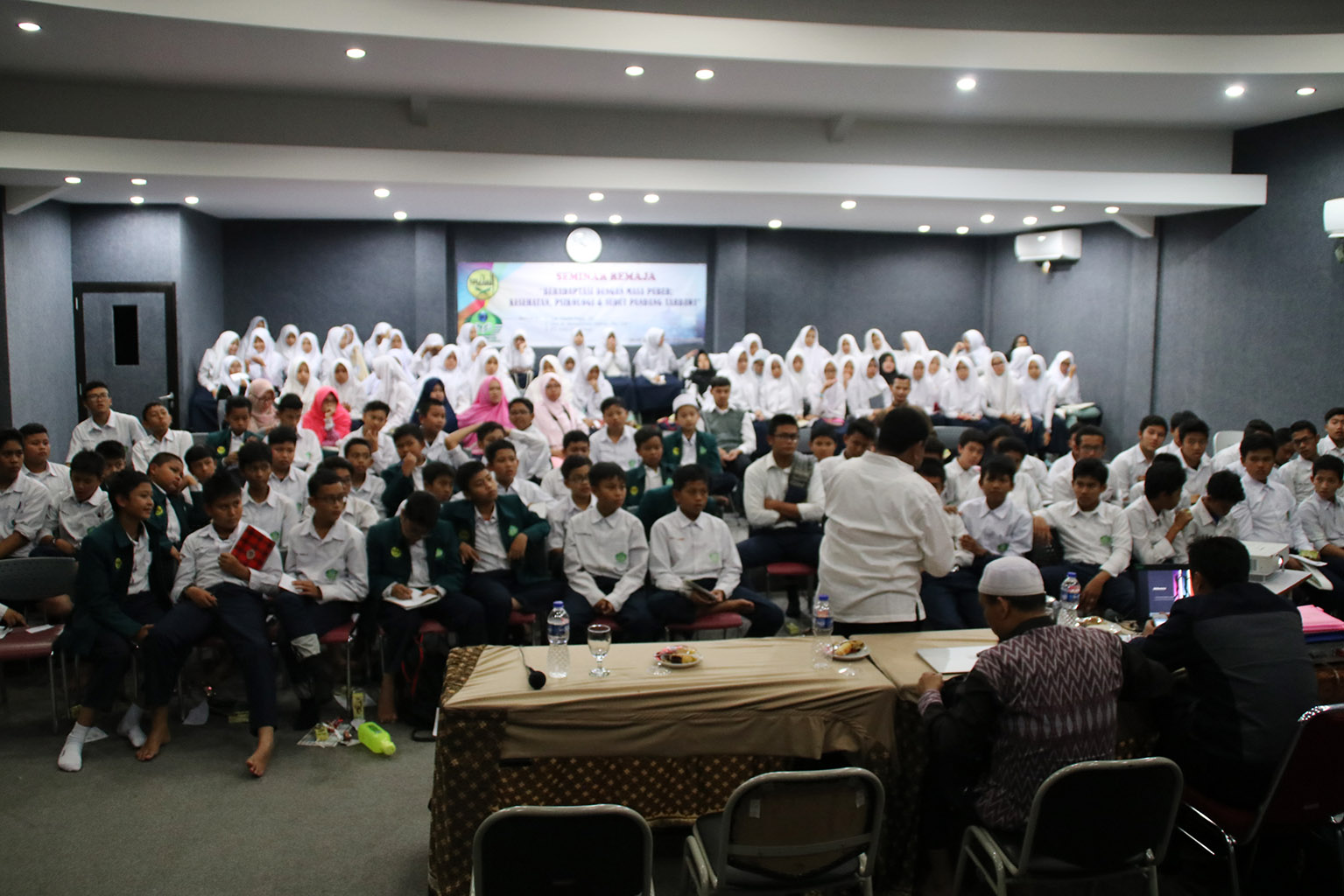 SEMINAR REMAJA SMP ISLAM NFBS LEMBANG